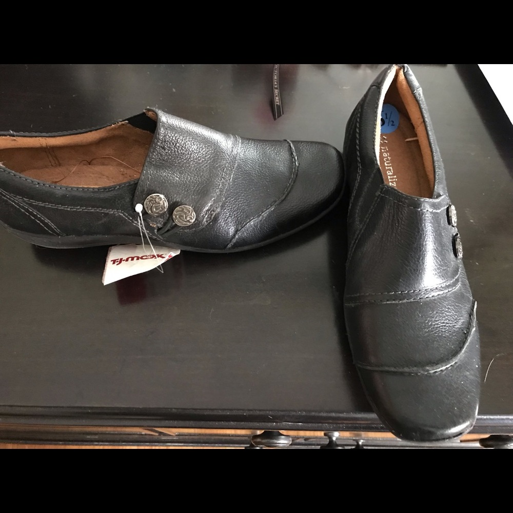 Naturalizer black flat shoes. 6.5 NWT